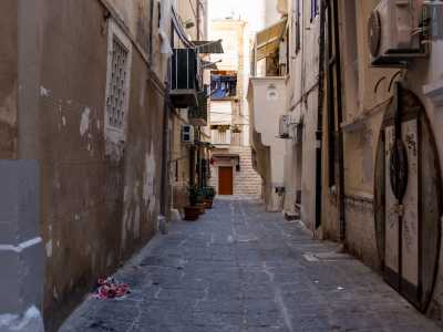 Da qui svoltiamo a sinistra su vico Arco del Carmine